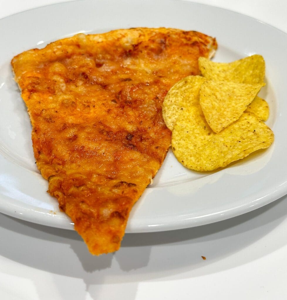 Pizza i chipsy z bufetu Rax Pizzabuffet w Turku