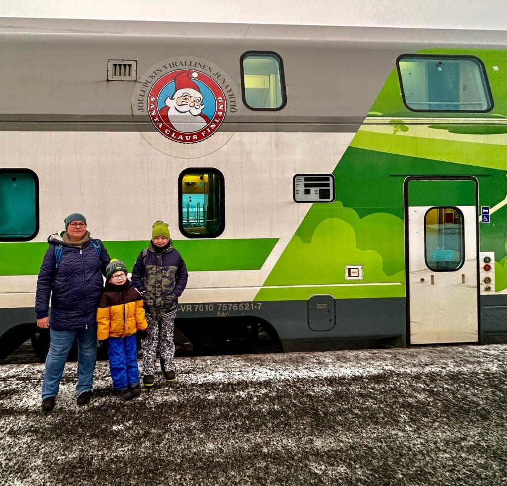 Rodzina przy nocnym pociągu na dworcu w Rovaniemi