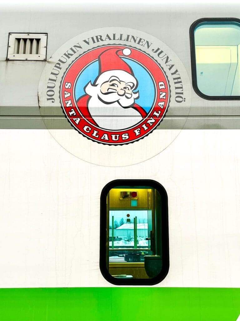 Logo Świętego Mikołaja na wagonie pociągu do Rovaniemi