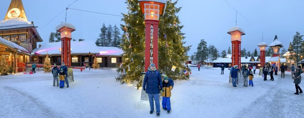 Panorama placu z linią koła podbiegunowego w Rovaniemi