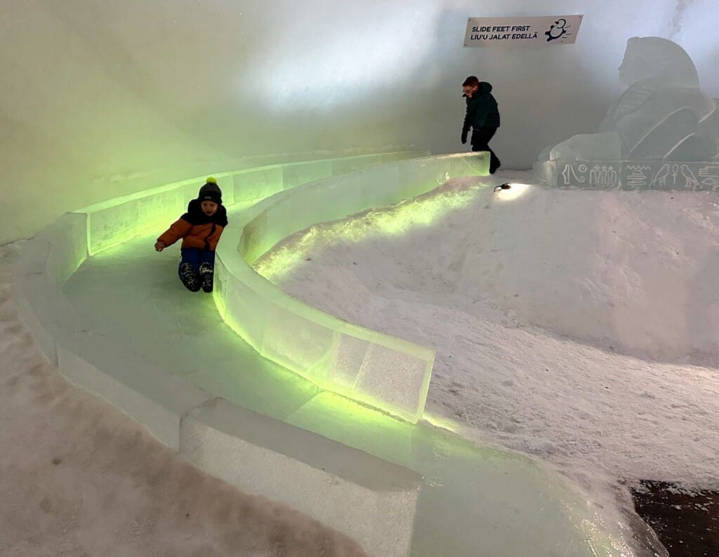 Lodowa zjeżdżalnia w Snowman World