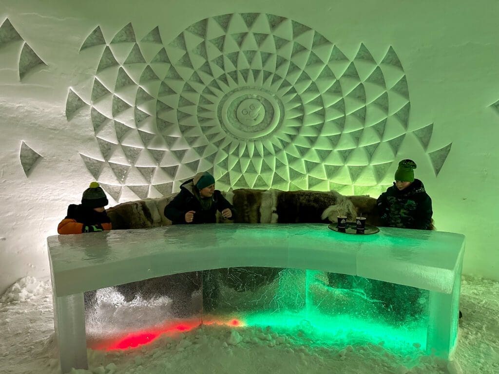 Lodowe ławy z futrami w Ice Barze