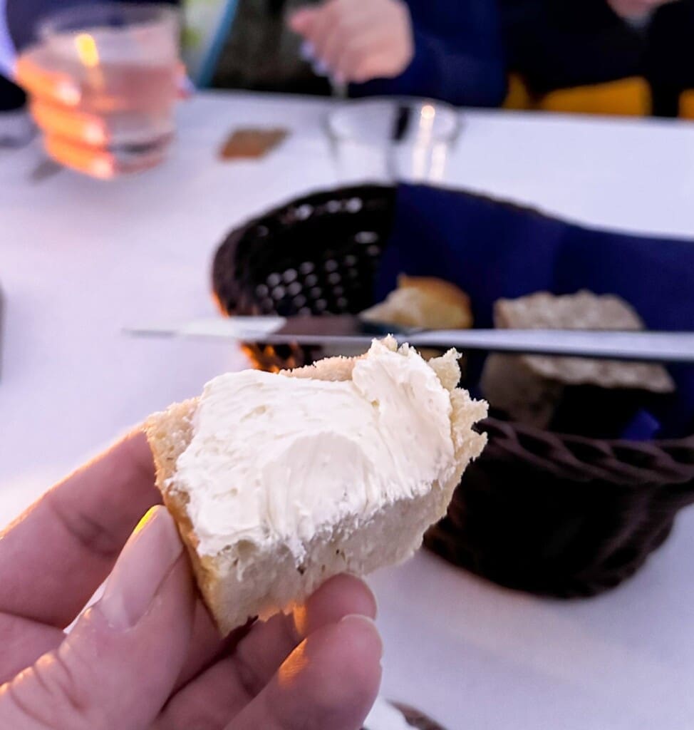Chlebek z masłem na starter w Snow Restaurant