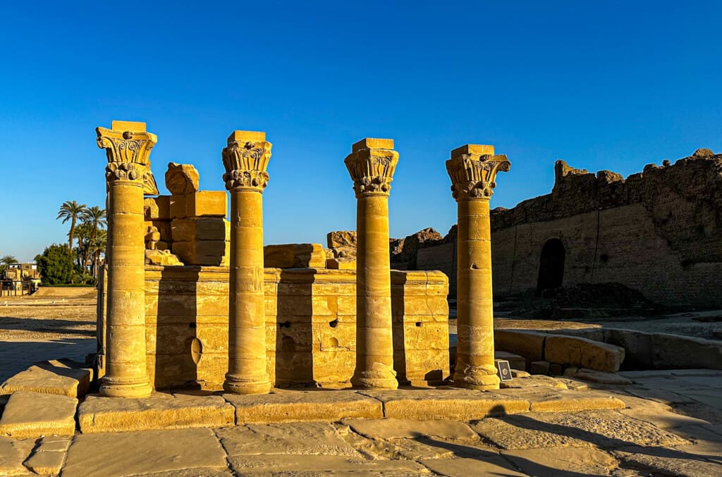 Rząd smukłych kolumn wśród ruin Dendery