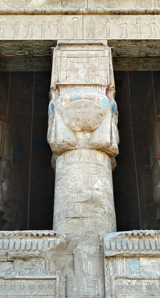 Głowica kolumny z twarzą Hathor na fasadzie świątyni