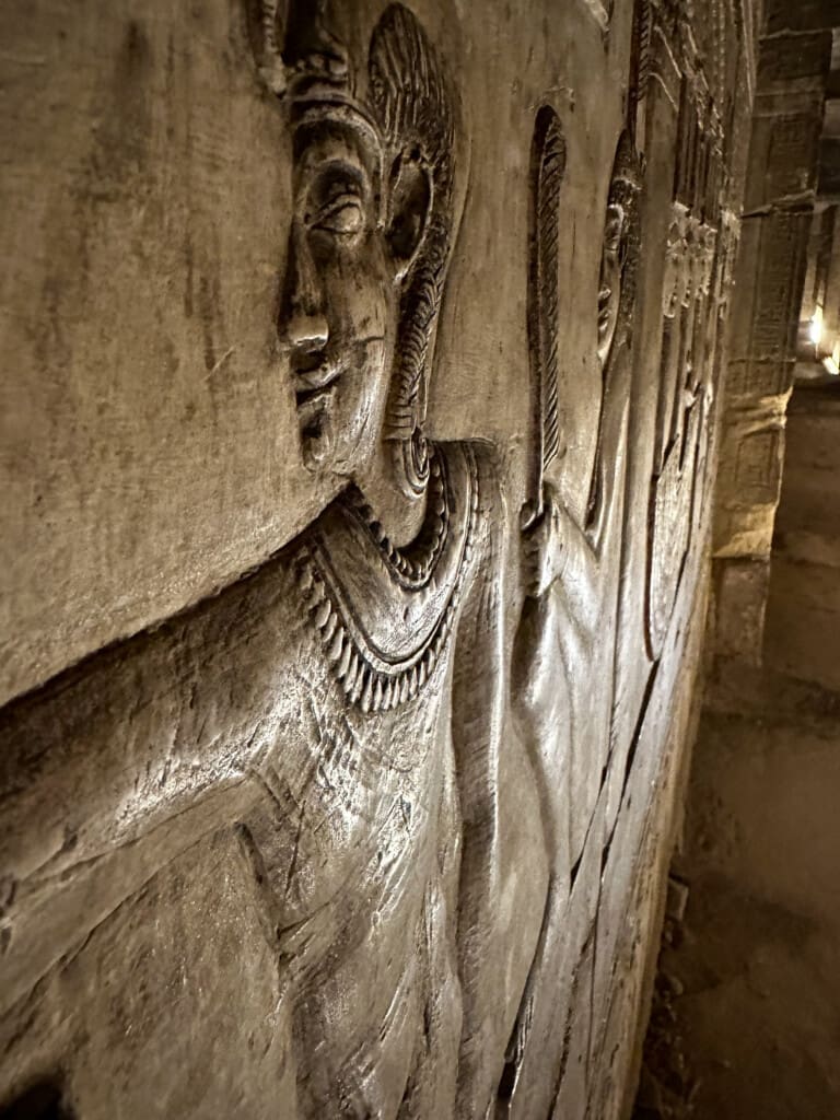 Zbliżenie wypukłego reliefu na kamiennej ścianie