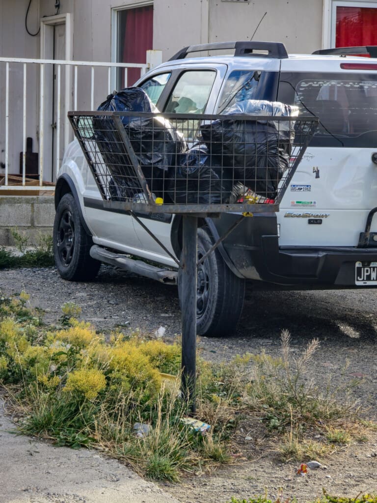 Podwyższony kosz na śmieci przed domem w Río Gallegos