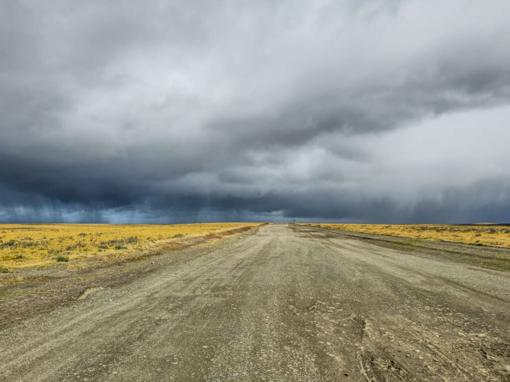 Burzowe chmury nad szutrową drogą w Patagonii