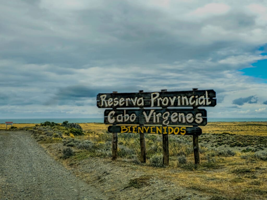 Tablica Reserva Provincial Cabo Vírgenes przy wjeździe do rezerwatu