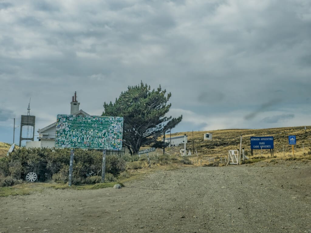 Tablice przy drodze do latarni Cabo Vírgenes