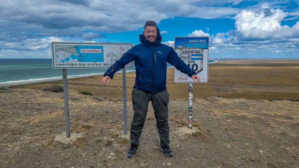 Przy tablicy kilometra zero Ruta 40 w Cabo Vírgenes