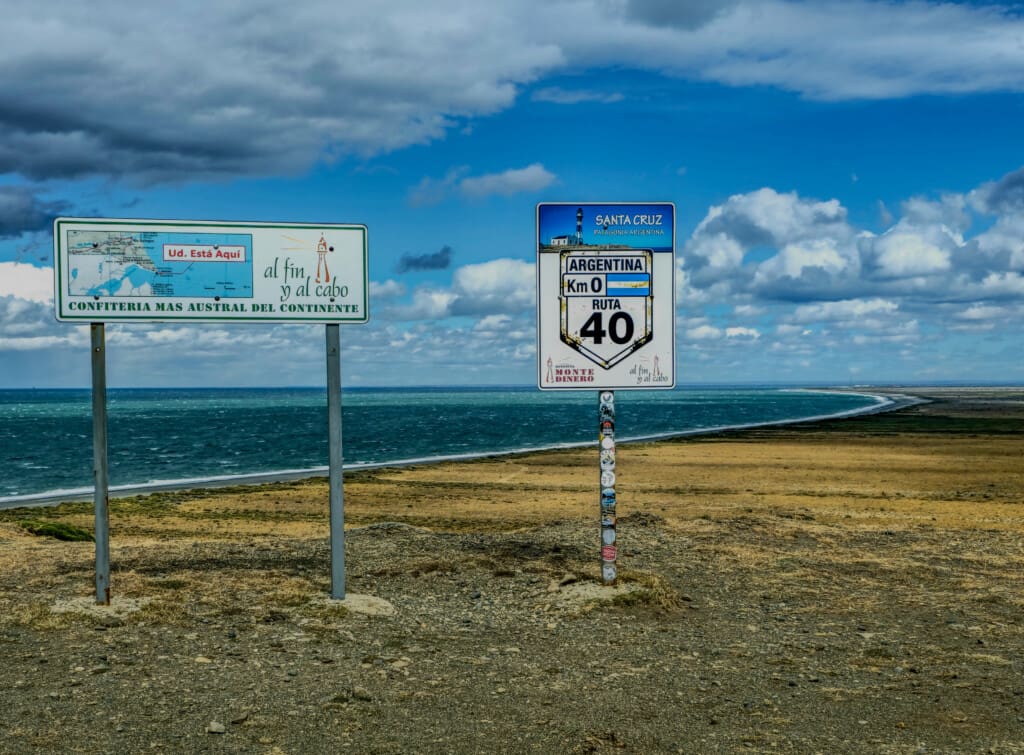 Znak Ruta 40 na kilometrze zero przy Cabo Vírgenes