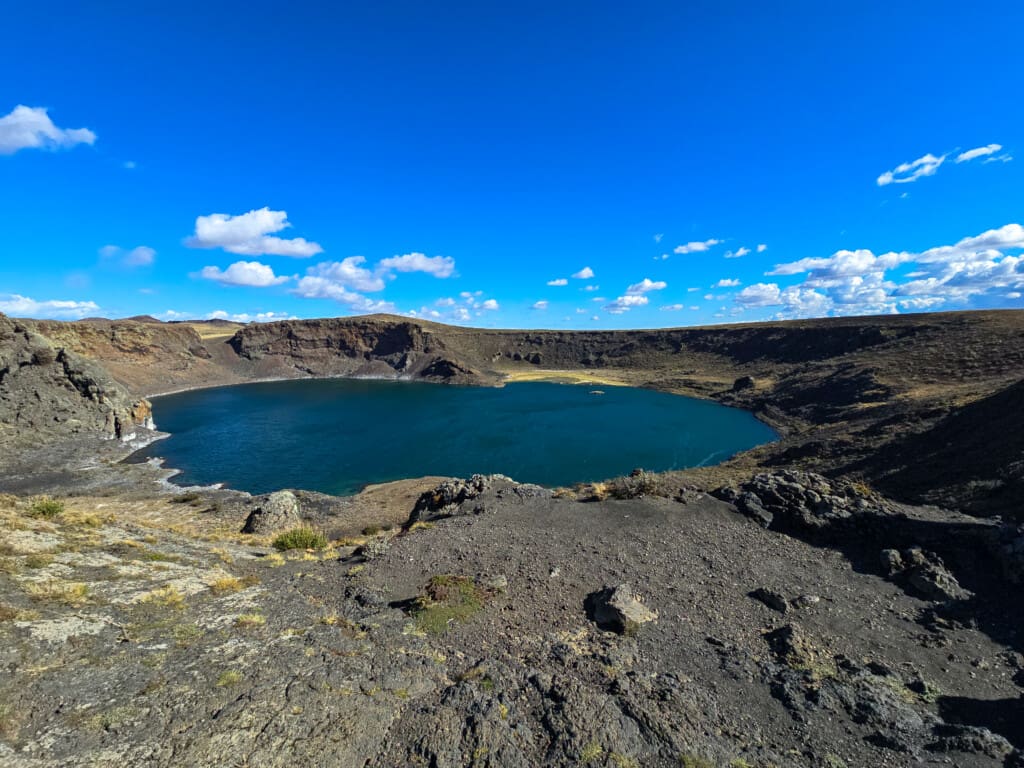 Laguna Azul i skały wulkaniczne krateru