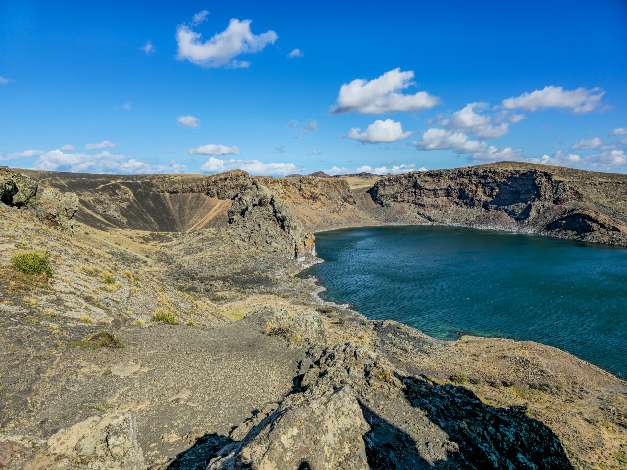 Laguna Azul – jezioro w kraterze wulkanu w rezerwacie pod Río Gallegos