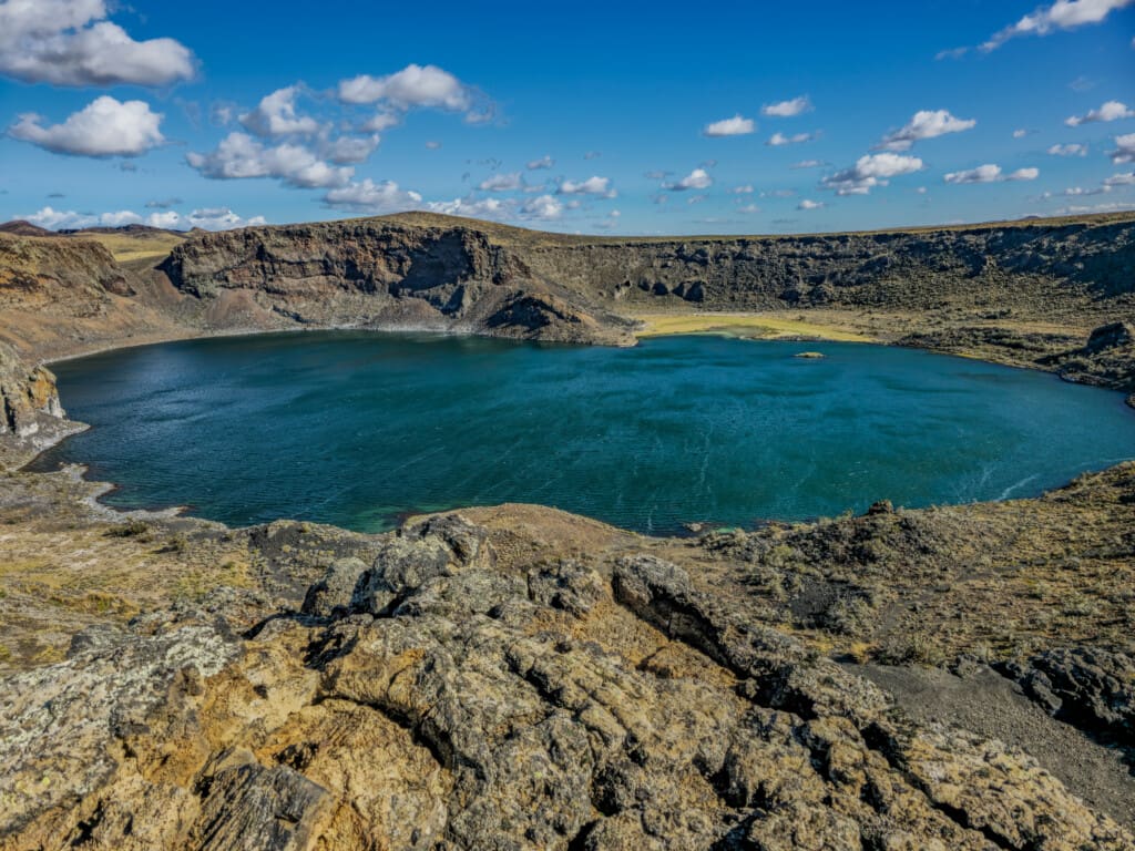 Krater z jeziorem Laguna Azul w polu wulkanicznym Pali Aike