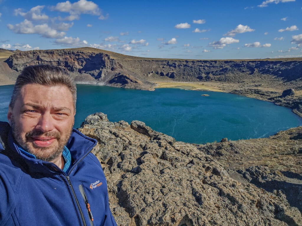 Selfie nad kraterem Laguna Azul w silnym wietrze
